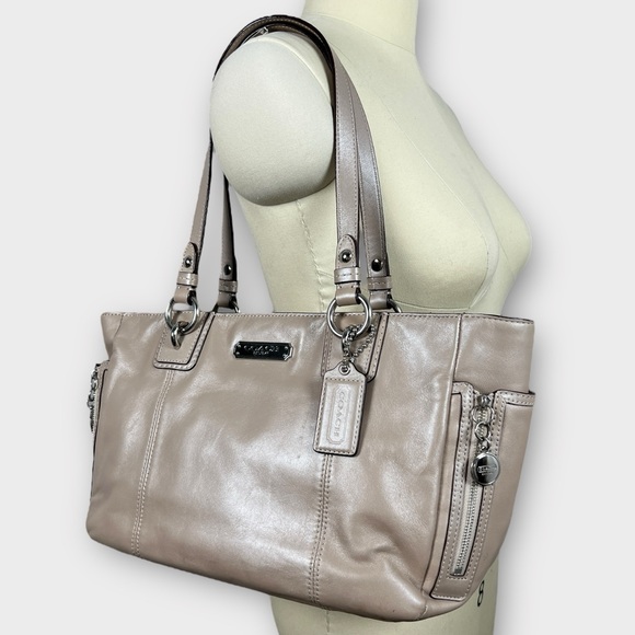 COACH Gallery Top zip Tote in metallic light tan leather - Picture 1 of 11
